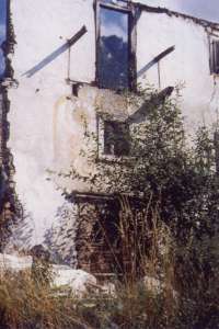 La casa occupata dalla tintoria della famiglia Pais Gabriel fu distrutta quasi completamente da un incendio nel 1980 ed è stata demolita di recente.